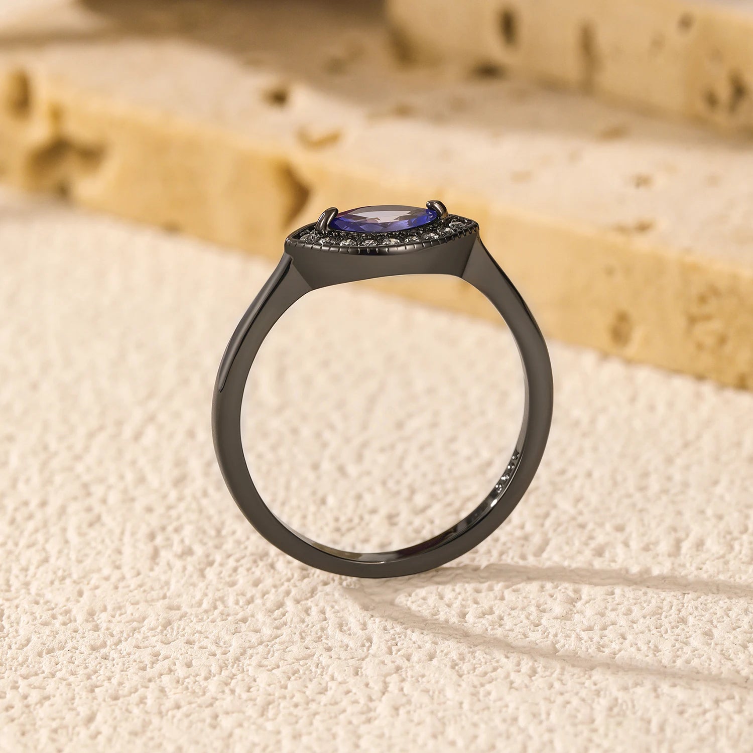 Ring vintage eye sparkle black and sterling silver finish