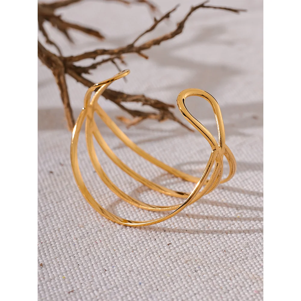 Elegant bracelet with gold stainless steel hollow design