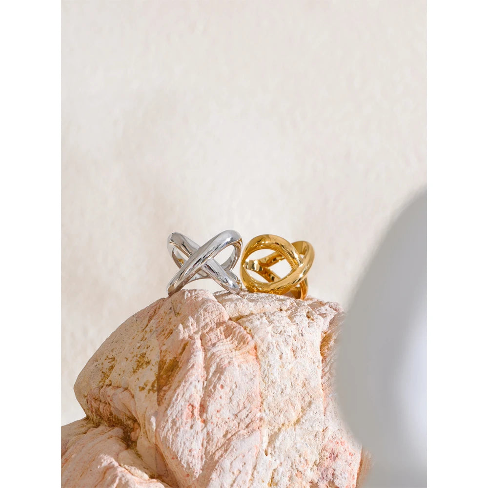 Ring with size feature gold and ring look