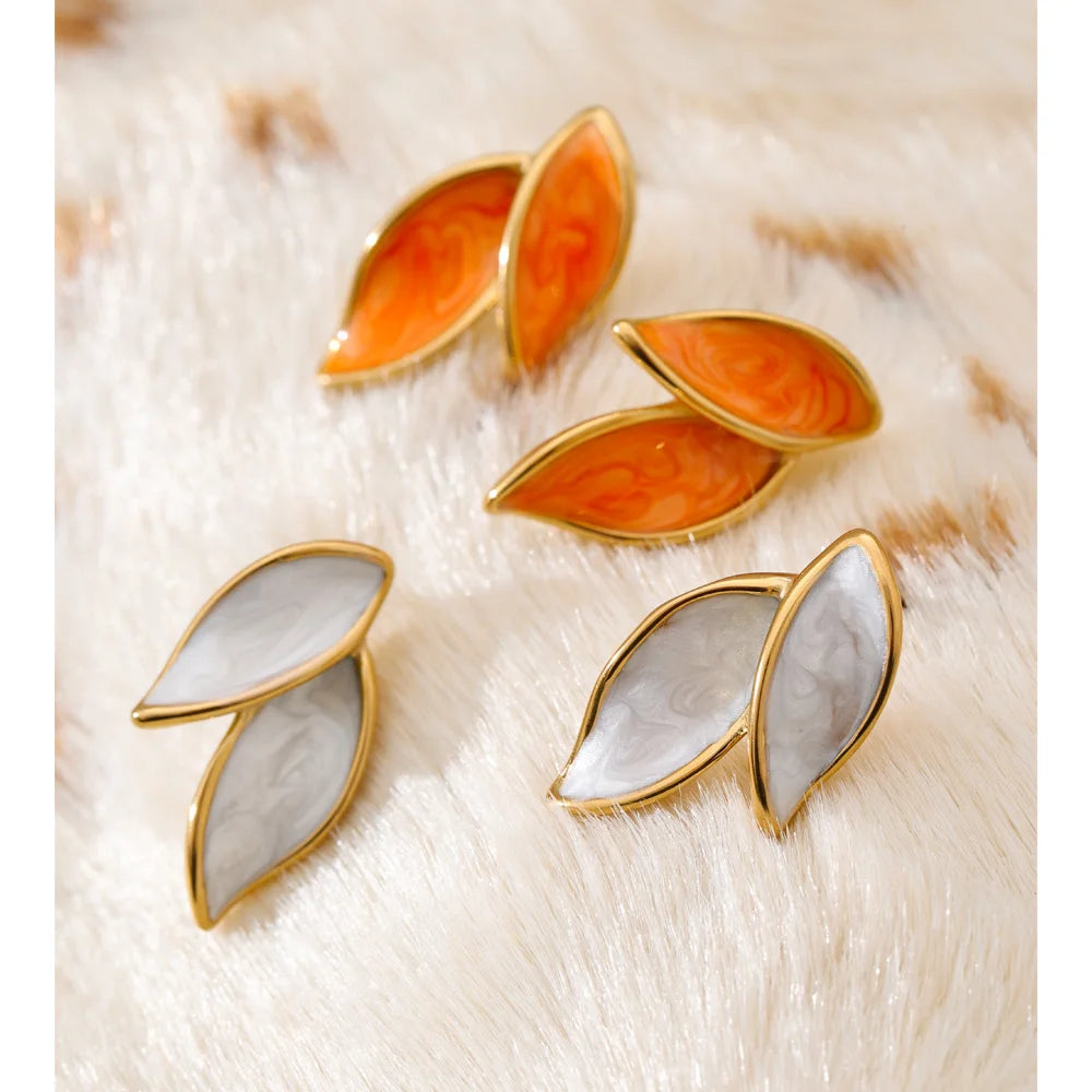 Stylish ear rings gold earrings with leaf inspired design