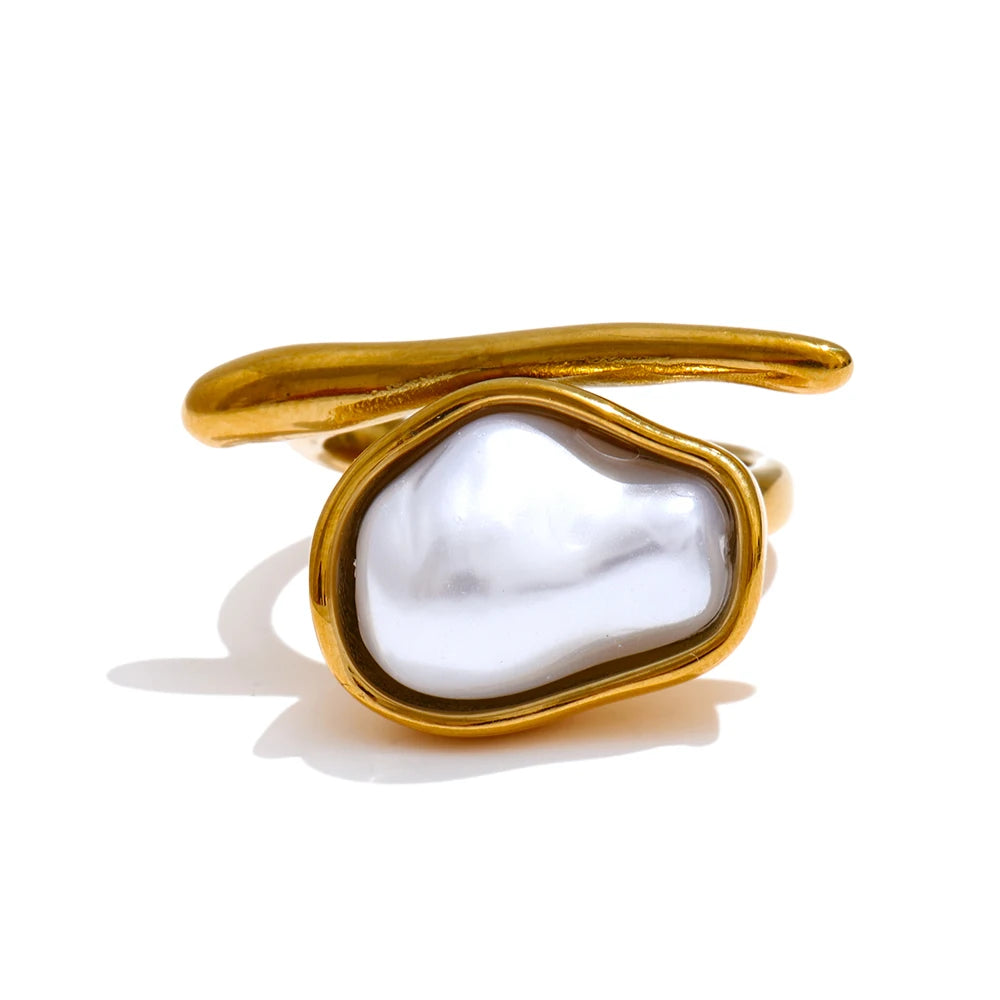 Ring with gold shine and classic pearl silhouette