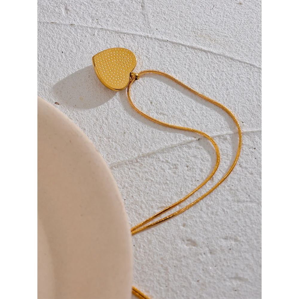 Layered necklace gold necklace look with a bright gold chain and heart shell