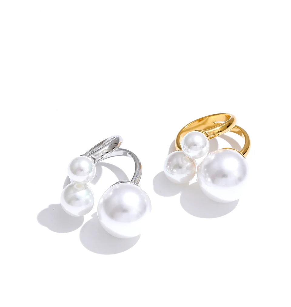 Modern demure ring with large pearl centerpiece