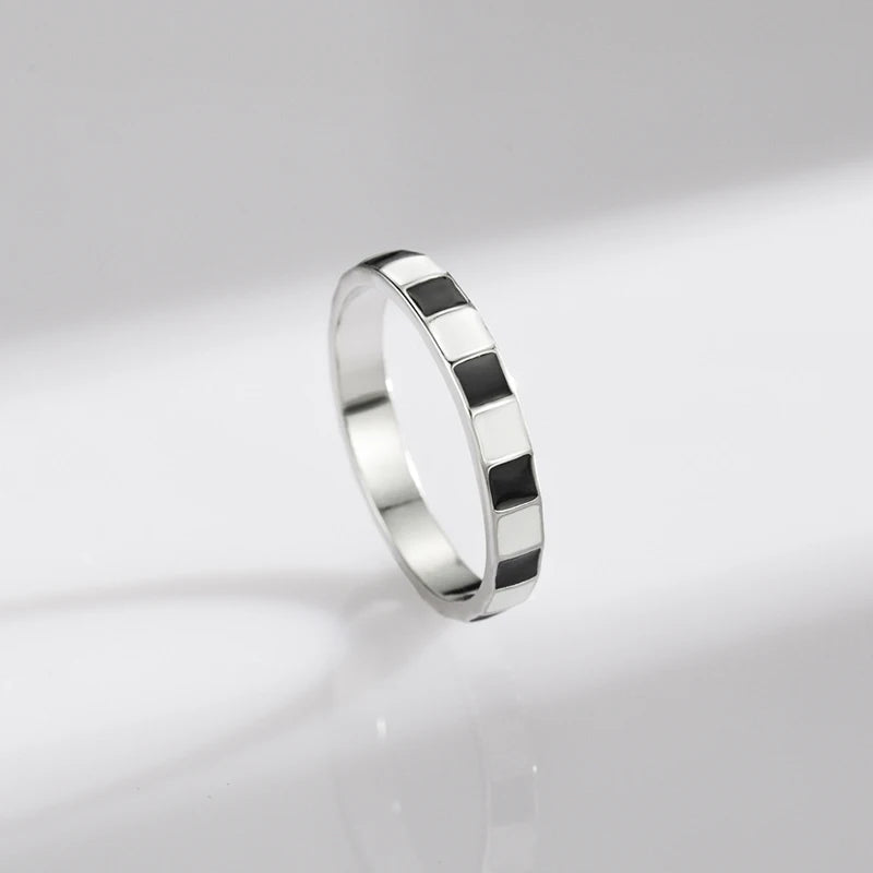 Black ring enamel detail with white contrast in silver band
