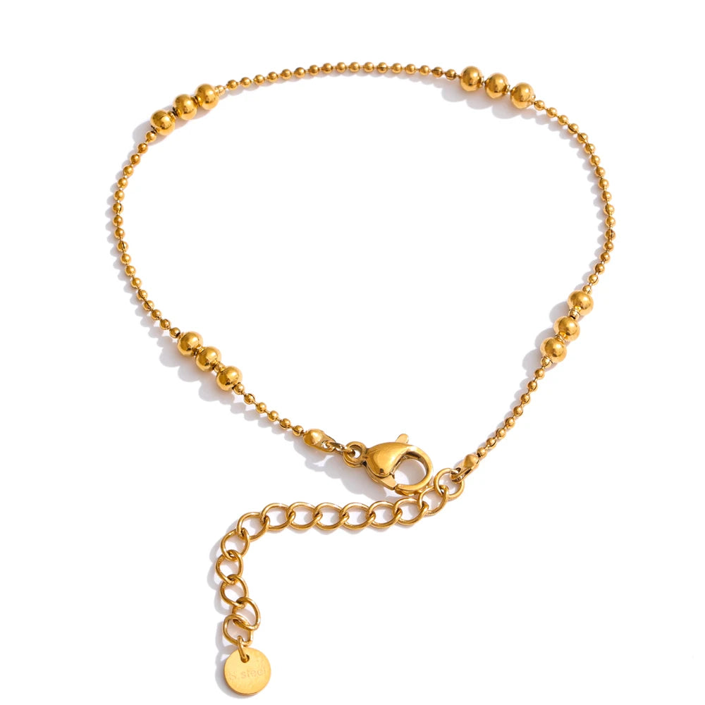 Chain with gold bracelet and gold necklace gold look