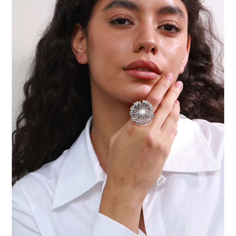 Ring with gold design shaped like a blooming flower