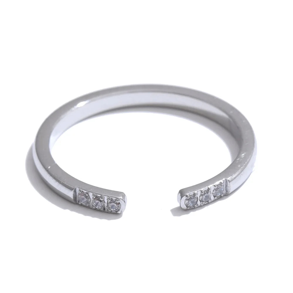 Minimalist ring with gold and ring contrast in a refined open band design