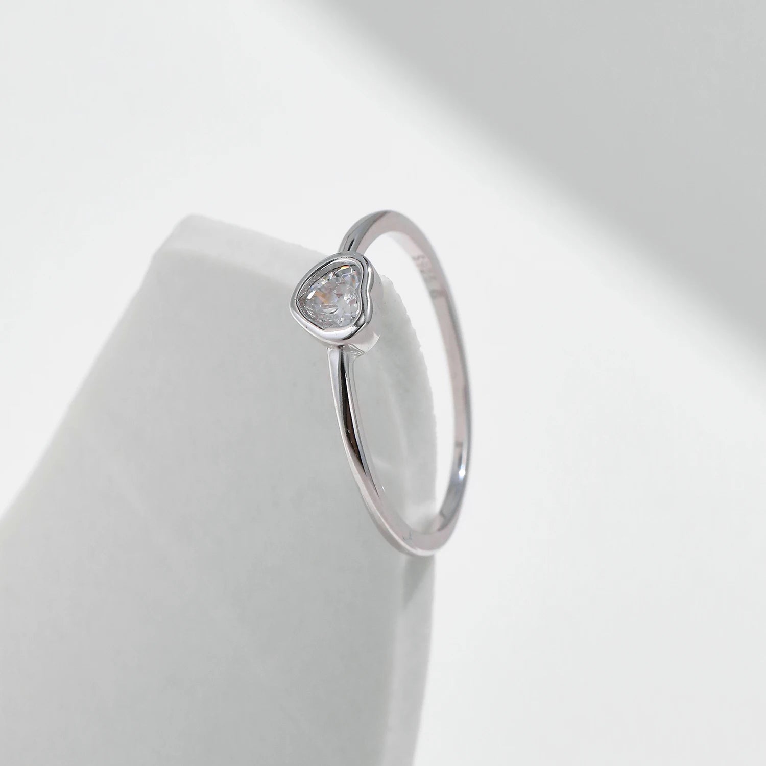 Heart shaped rings with moissanite for bridal style