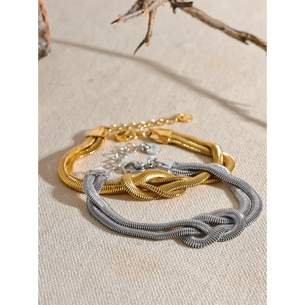 Gold necklace with chain with gold shine and polished finish