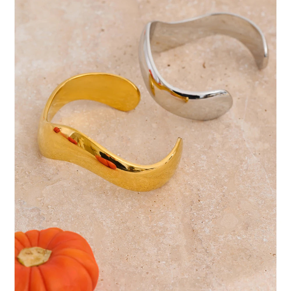 Elegant gold bracelet bracelet with refined shine