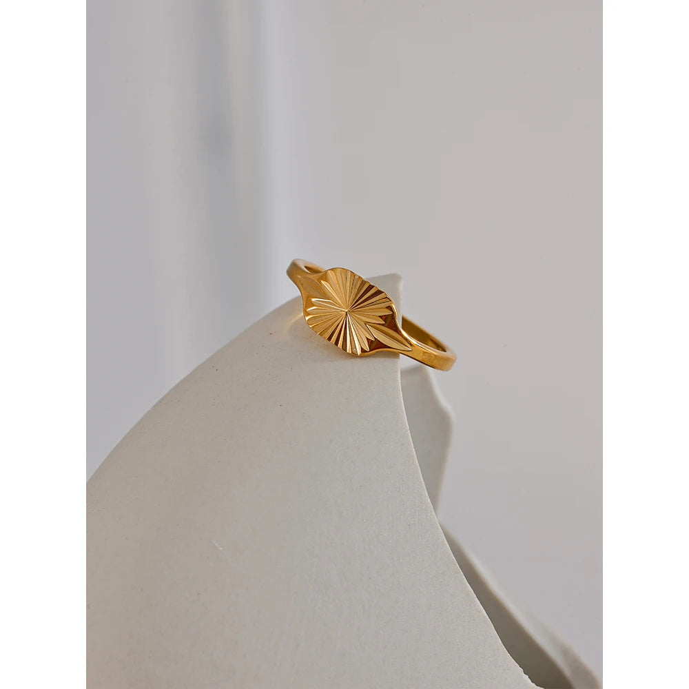 Gold in ring thin geometric stripe band look