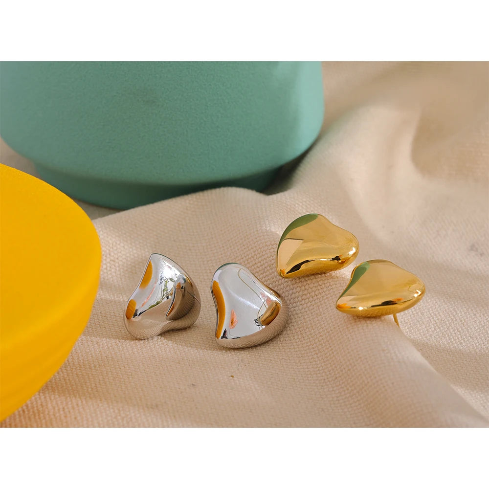 Gold heart earrings with delicate finishGold heart earrings with delicate finish
