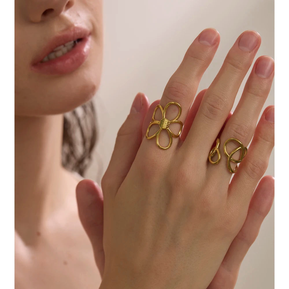Ring in a finger styled as finger ring ring with flower motif and gold plated shine
