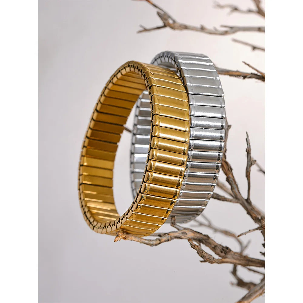 Smooth chain with gold profile creating a refined shine