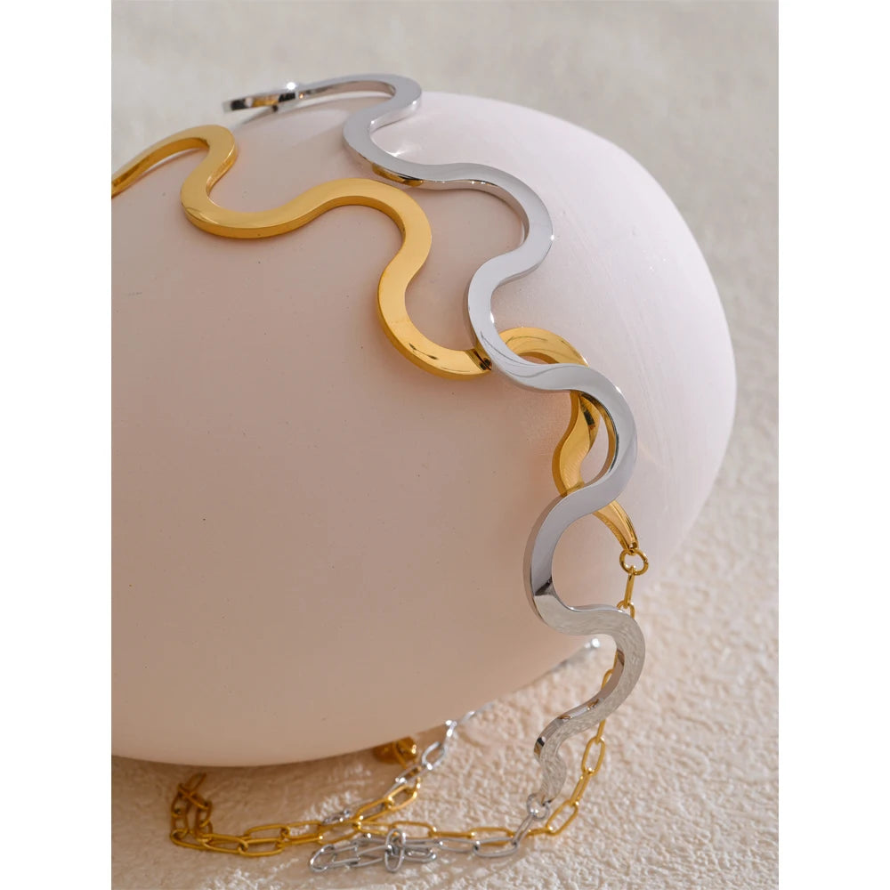 Stainless steel necklace with wave motif in gold tone