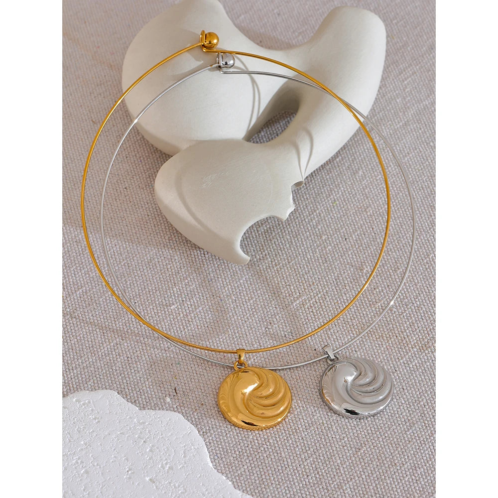 Necklace with gold round collar design for women’s fashion