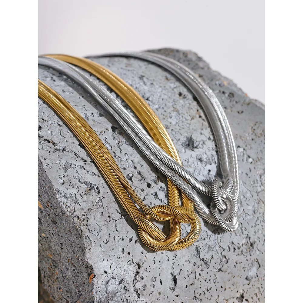 Chain necklace in gold with coordinating bracelet chain detail