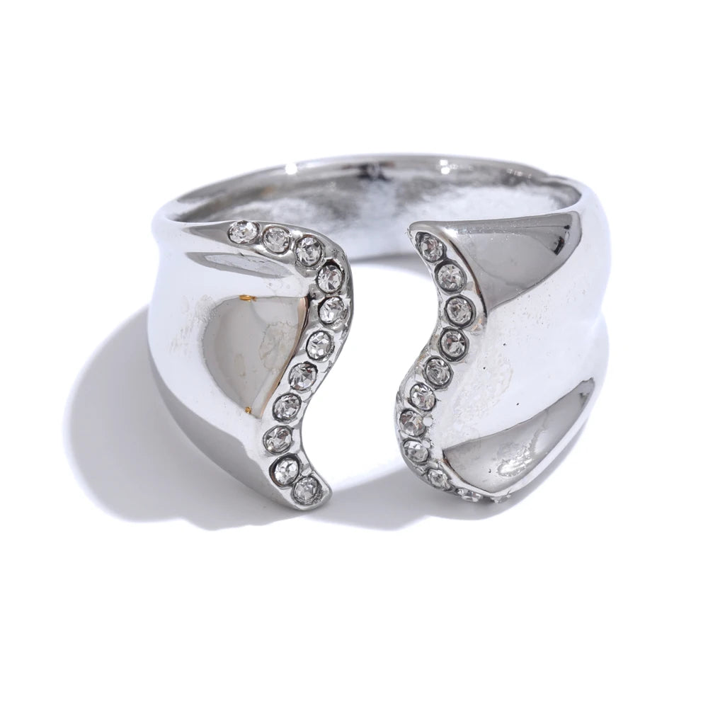 Rings with cubic zirconia in elegant wave geometric form