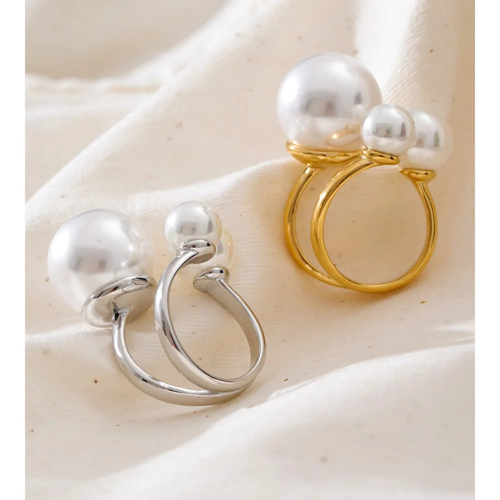 Ring with size structure featuring big pearl top