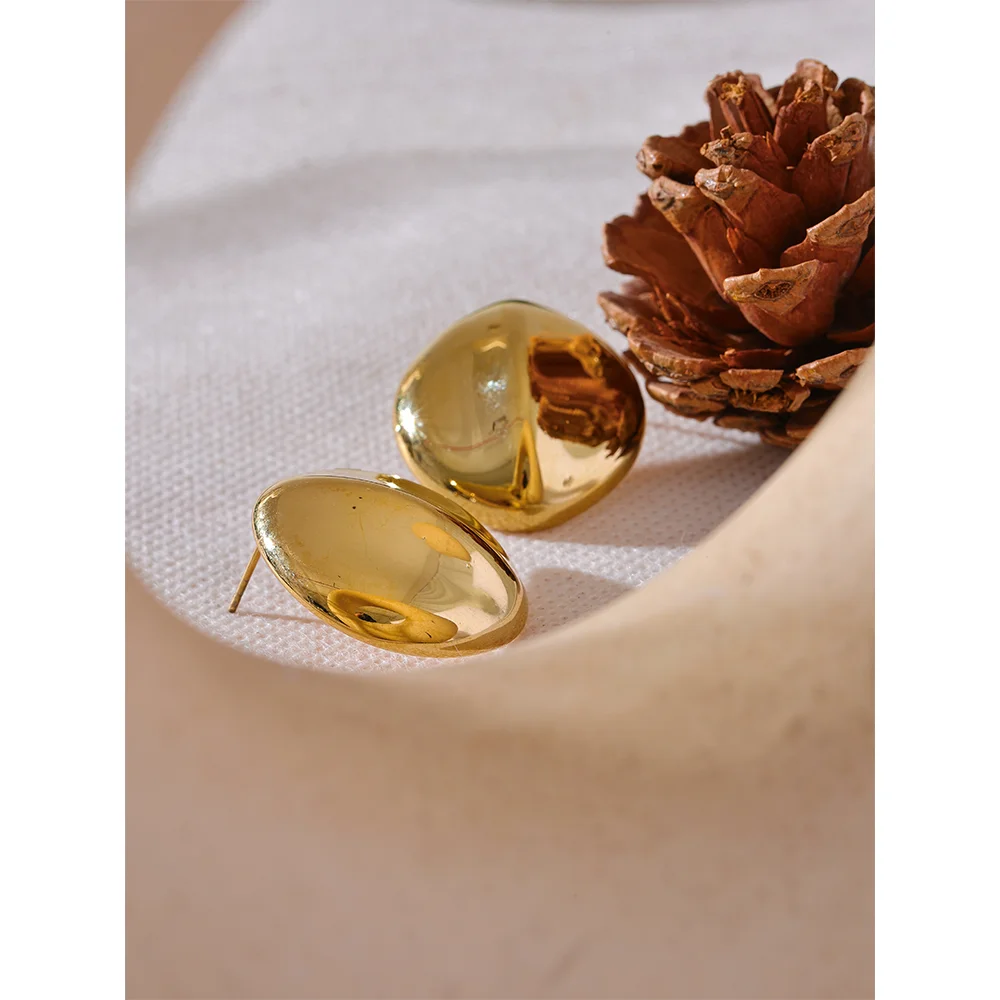 Compact earrings and gold profile for daily wear