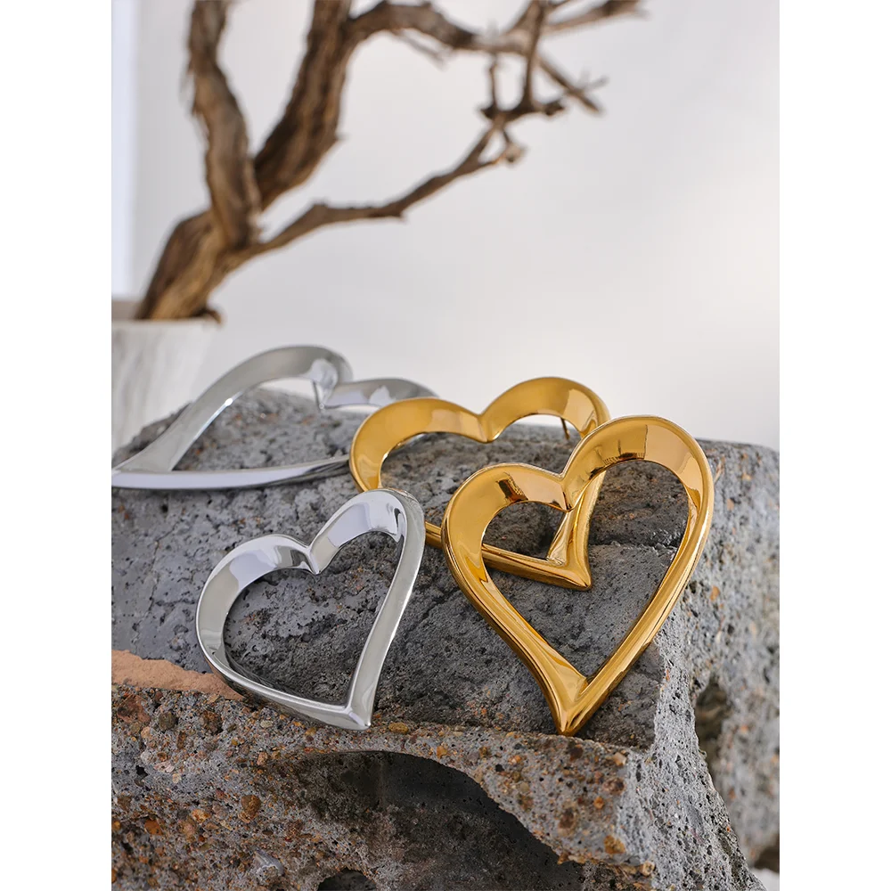 Ear rings gold heart hollow earrings with polished finish