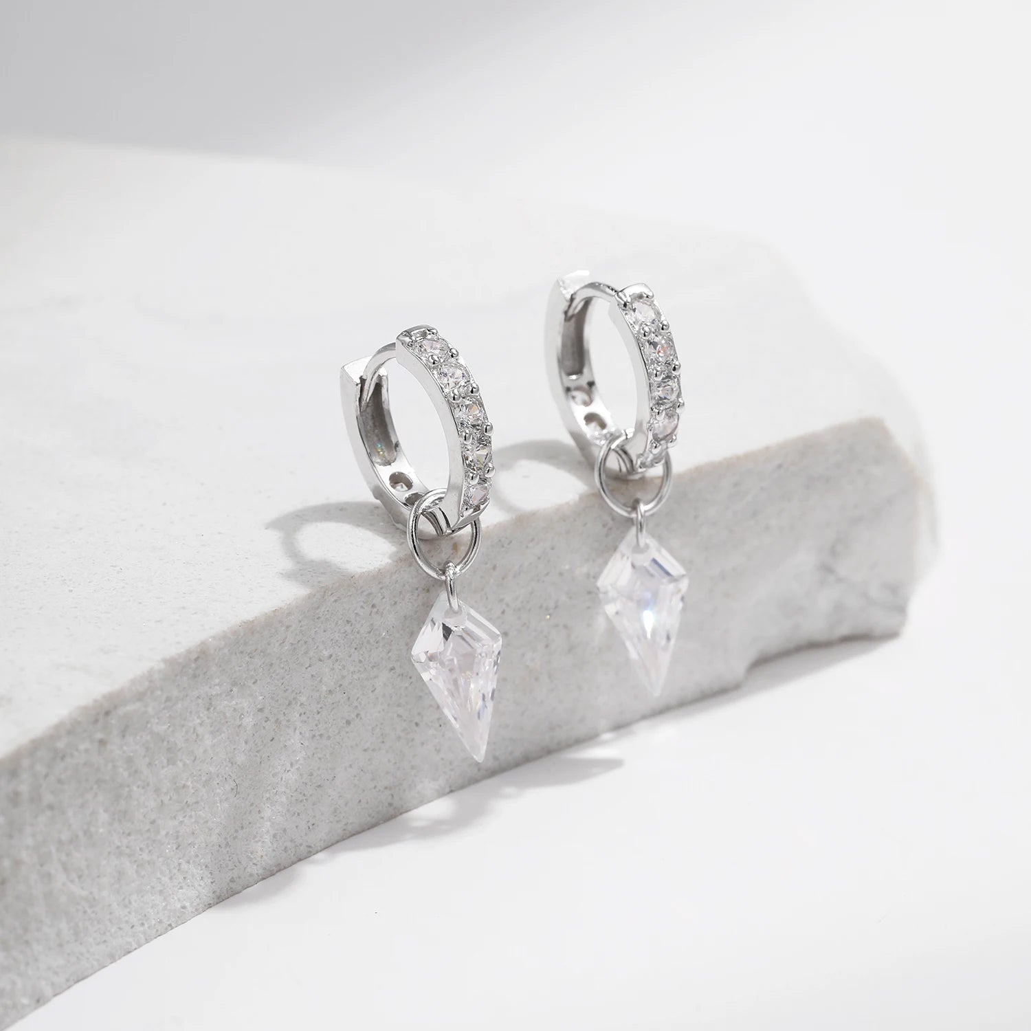 Elegant ear rings with rhombic shape and sparkling cubic zirconia in silver color finish