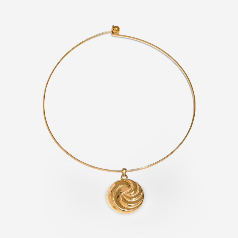 Distinctive round collar necklace in gold plated stainless steel