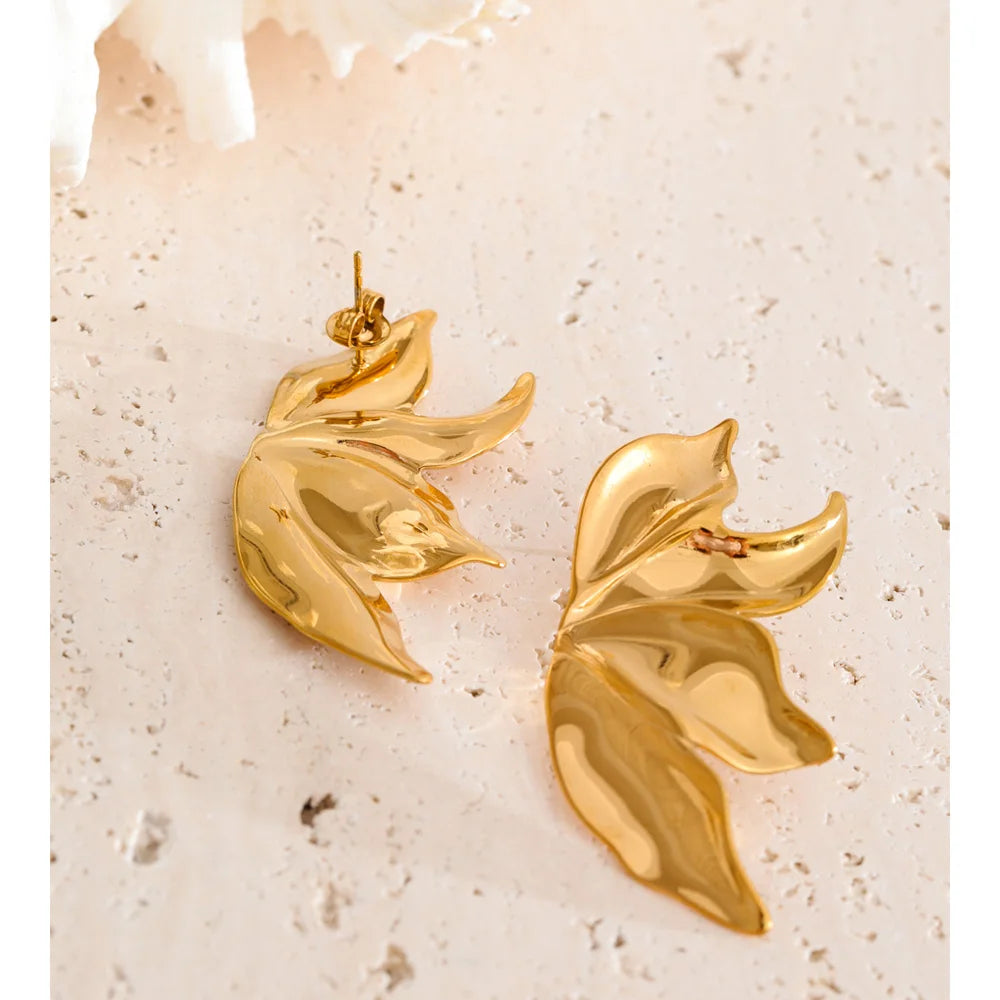 Elegant ear rings with textured gold flower design