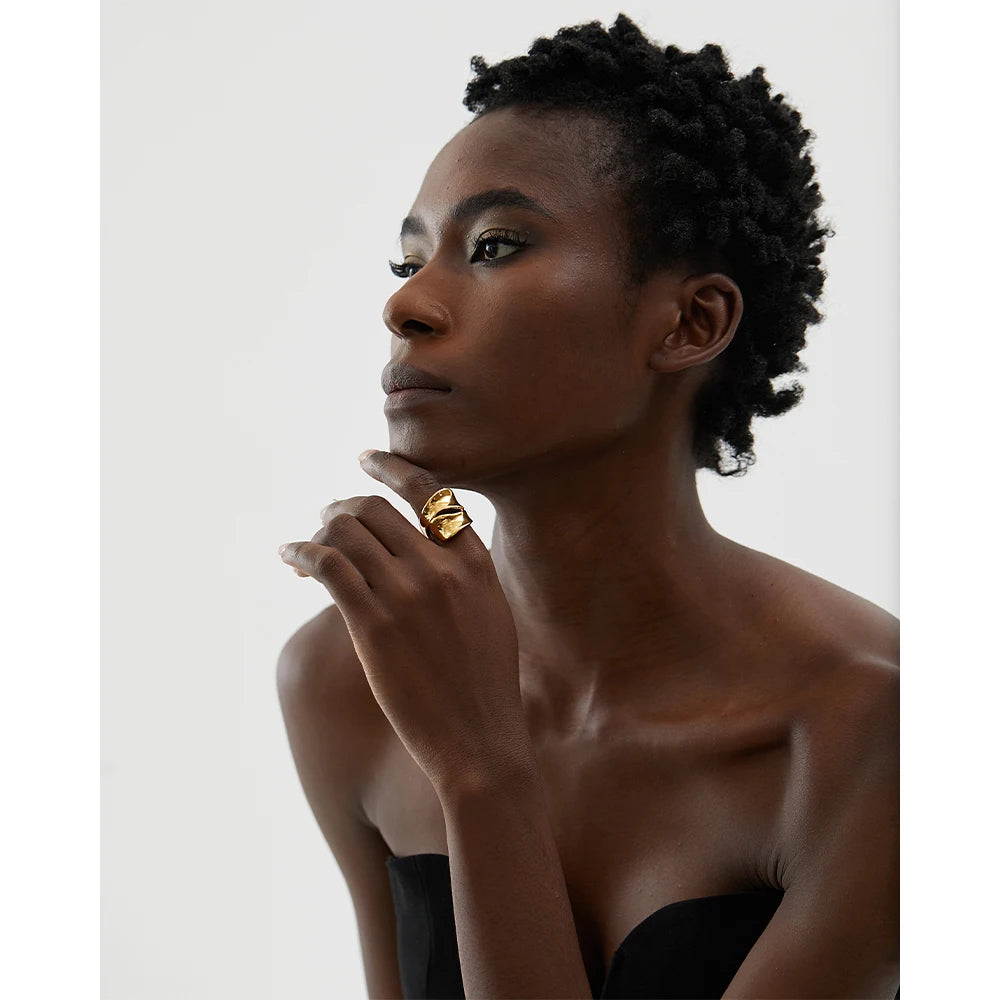 Close view of ring with gold highlighting ring size from ring fit