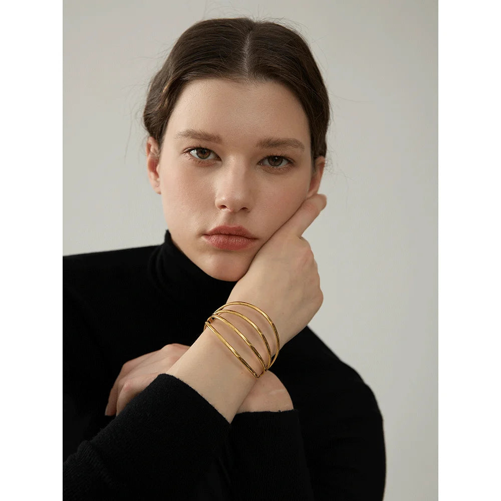 Gold bracelet bracelet design with hollow geometric pattern