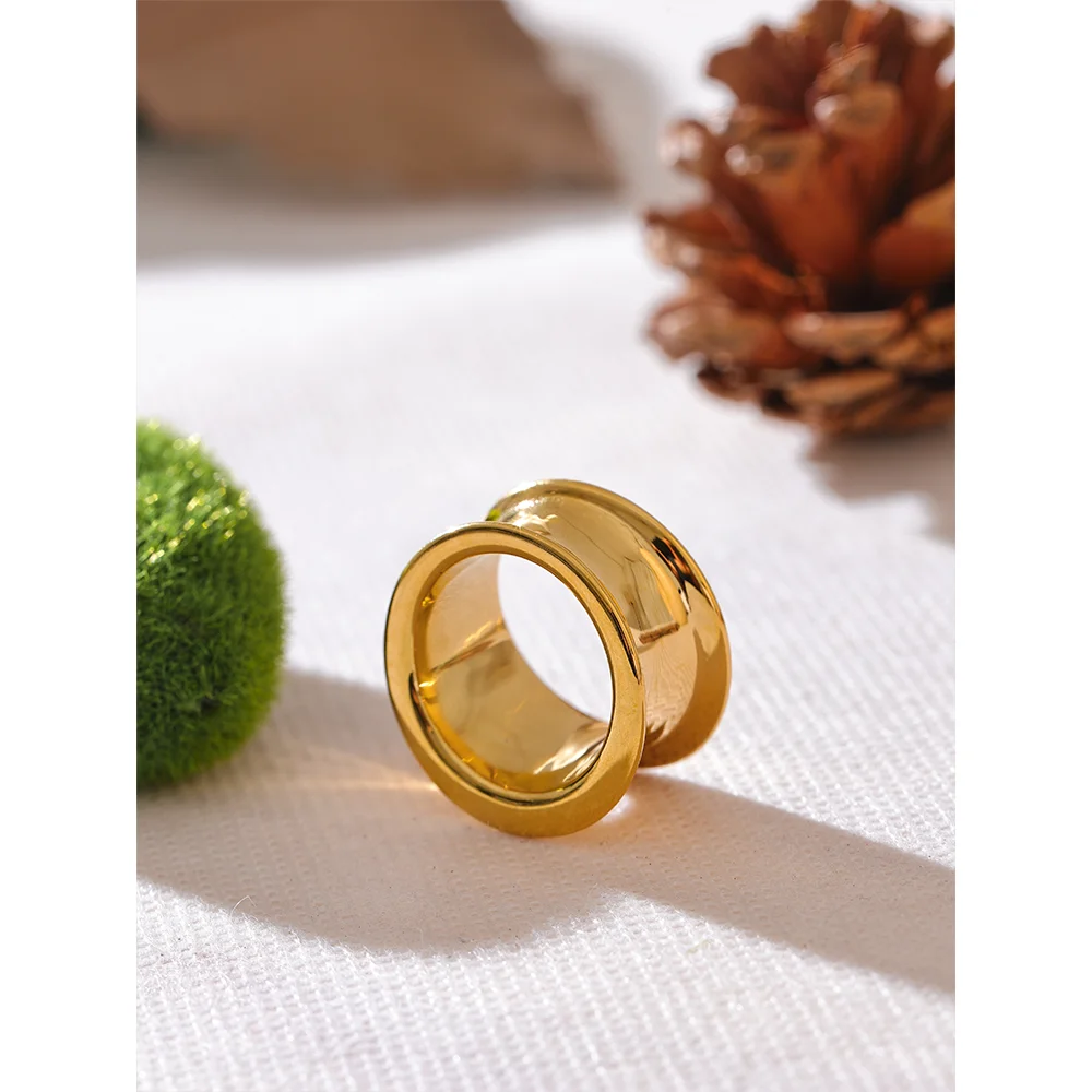 Stainless ring with bold gold in ring finish