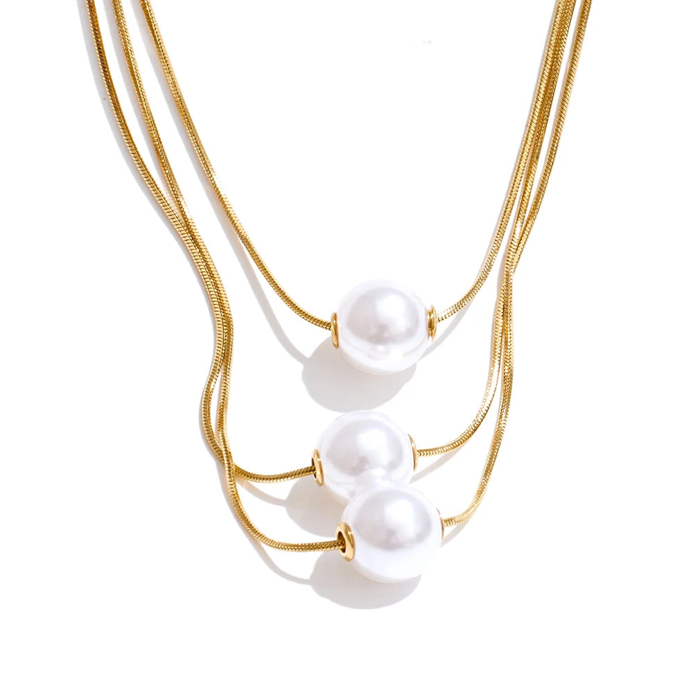 Elegant layered necklace in pearl and necklace combination