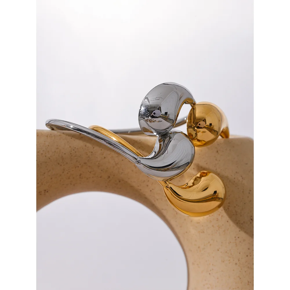 Bracelet for gold lovers featuring bracelet with gold detail