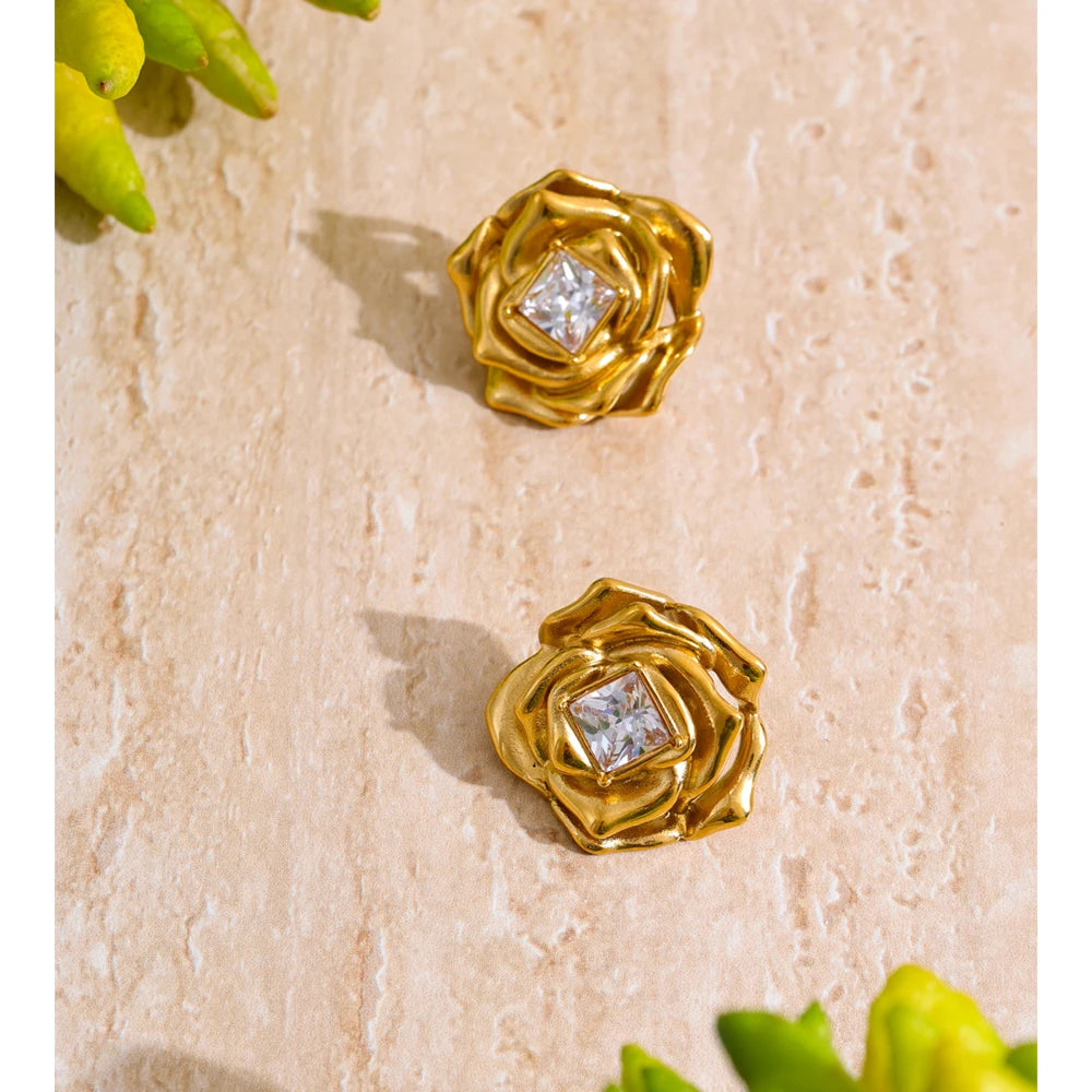 Necklace gold in necklace design with cubic zirconia details