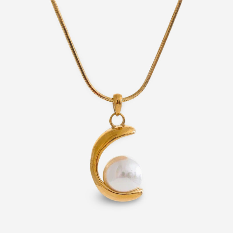 Necklace pearl pendant with soft luster for elegant styling
