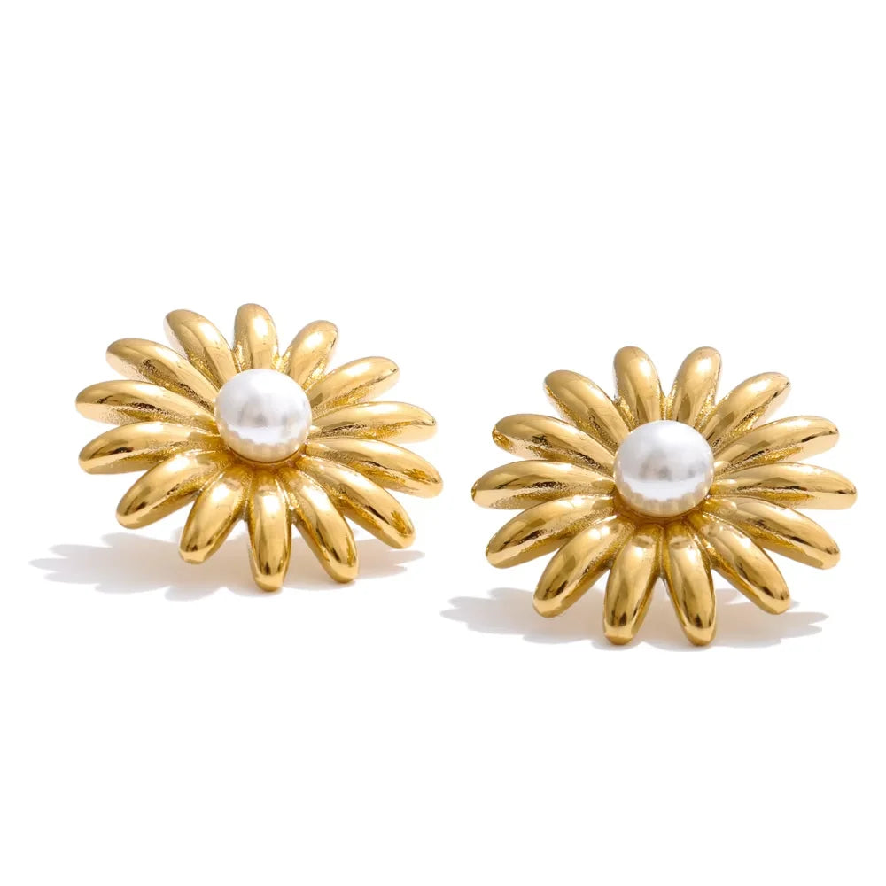 Refined ring with gold highlighting sunflower shape