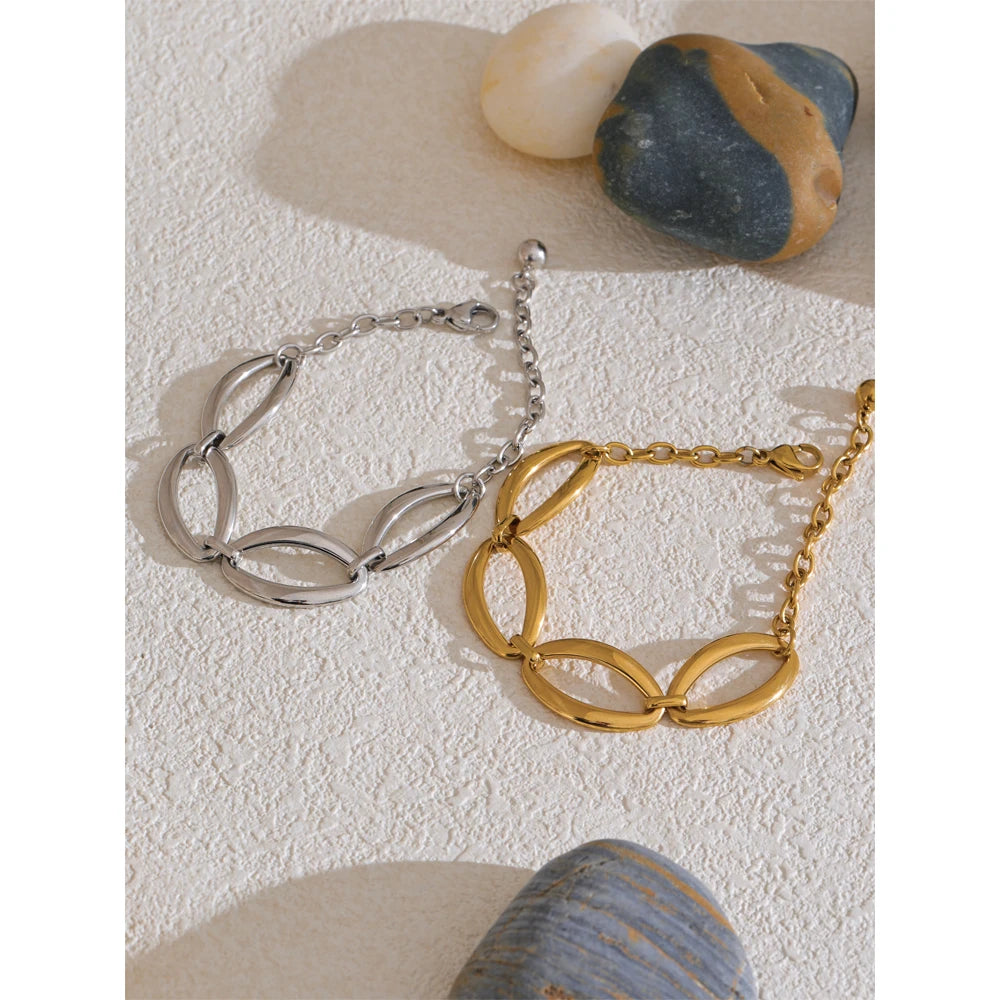 Gold chain necklace with matching bracelet in geometric pattern