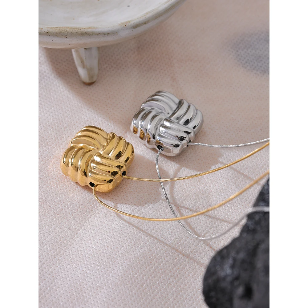 Chain necklace gold with chunky square stripe pendant