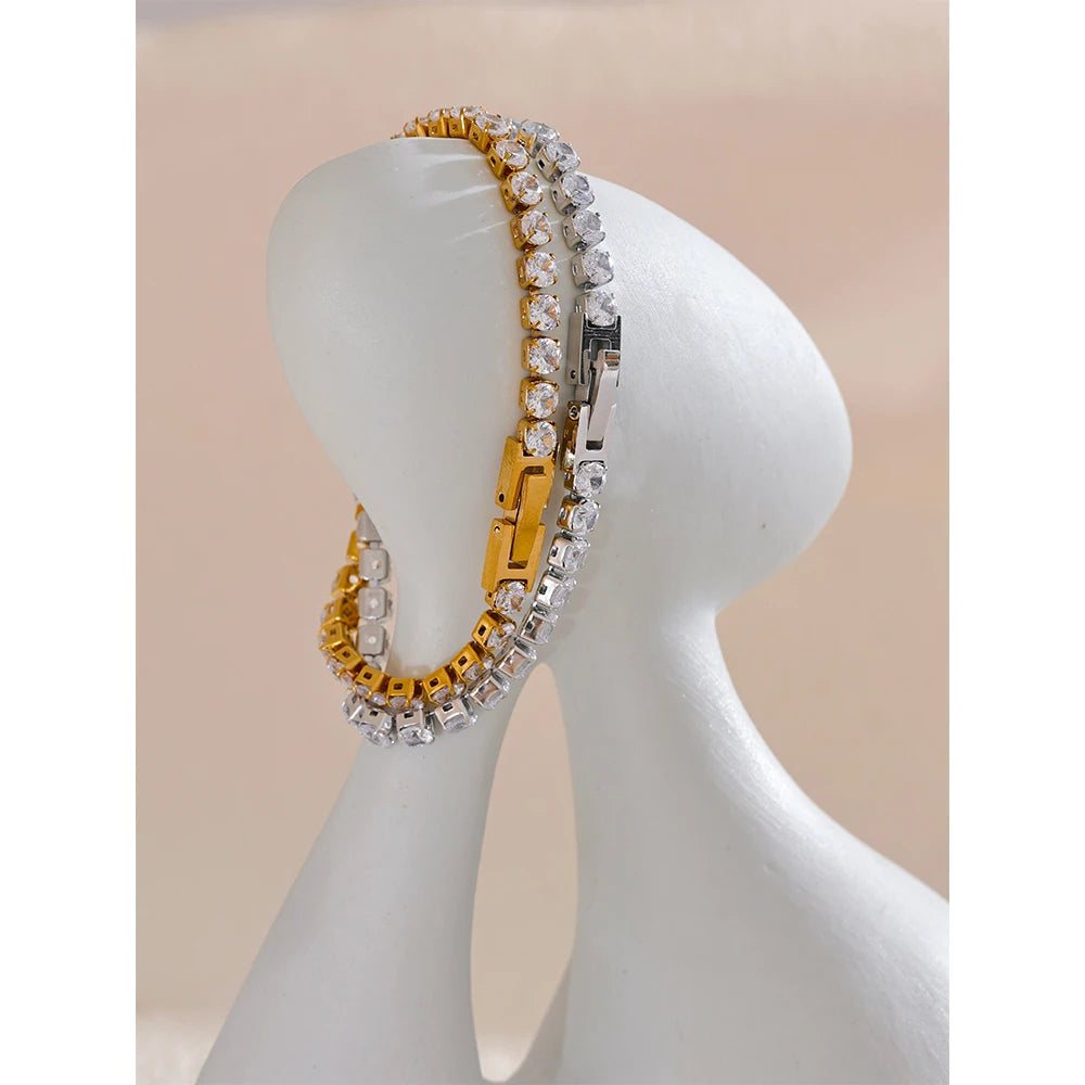 Minimal chain and bracelet styling in a refined 4mm profile