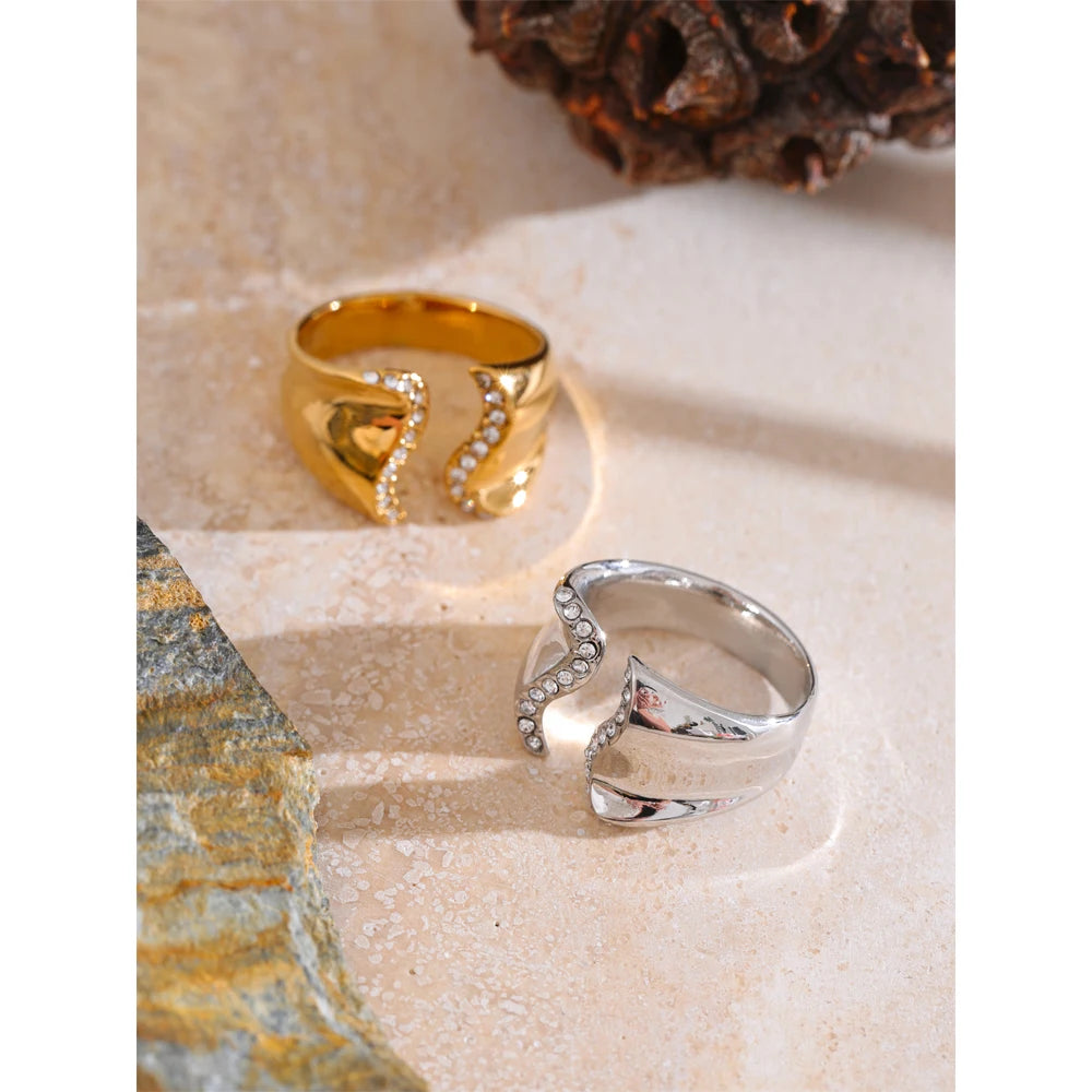 Gold ring with cubic zirconia in a modern wave open design