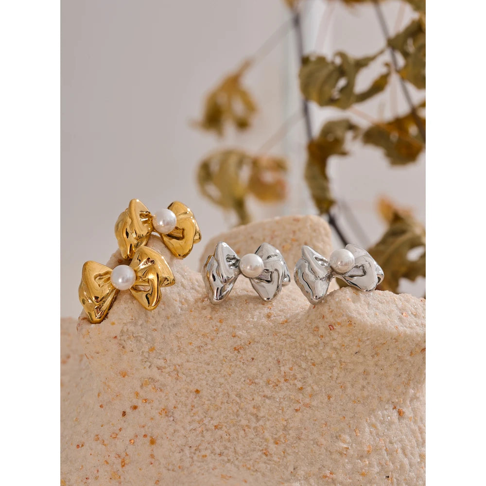 Gold earrings with a delicate Bow Knot and luminous pearl
