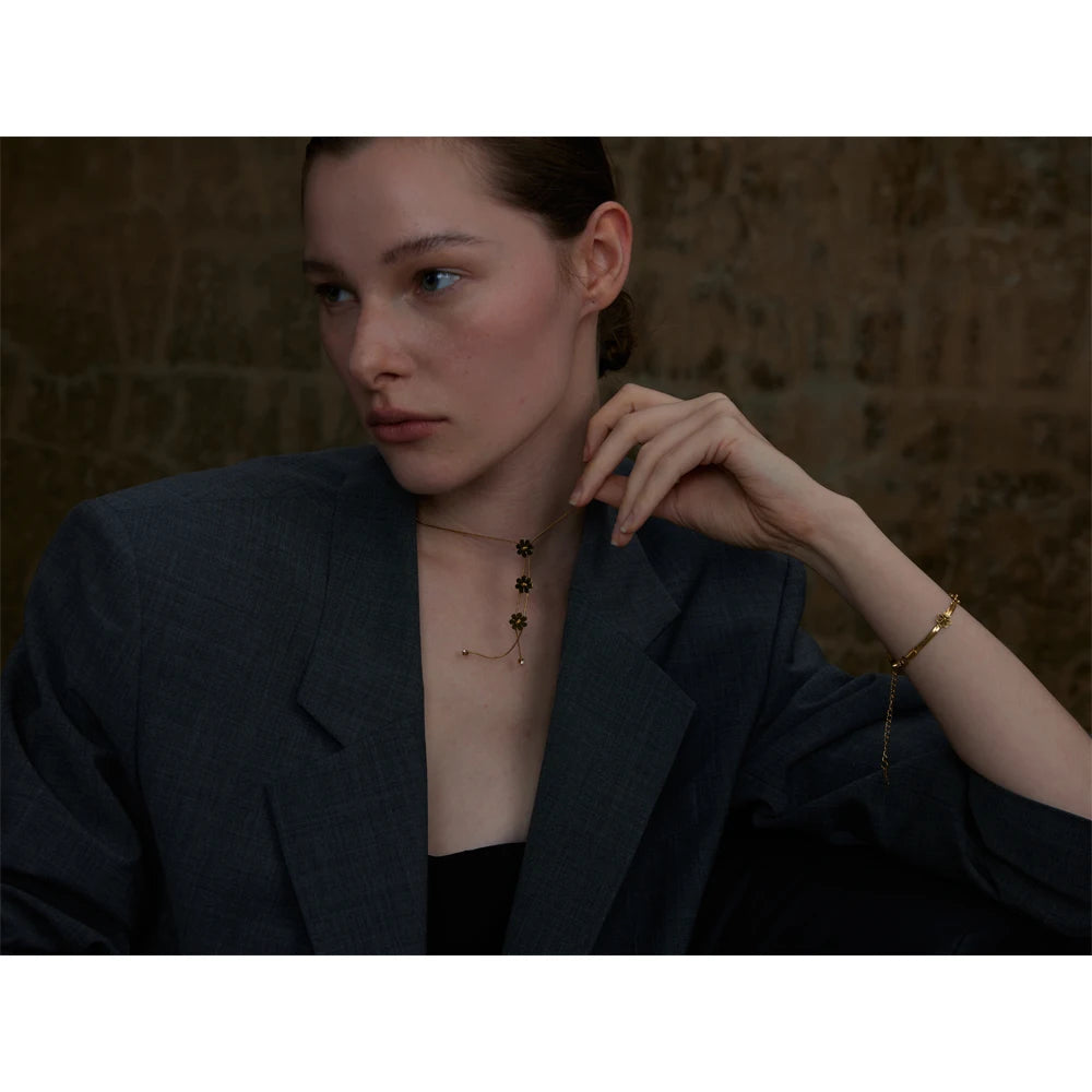 Necklace with gold and bracelet chain flower design