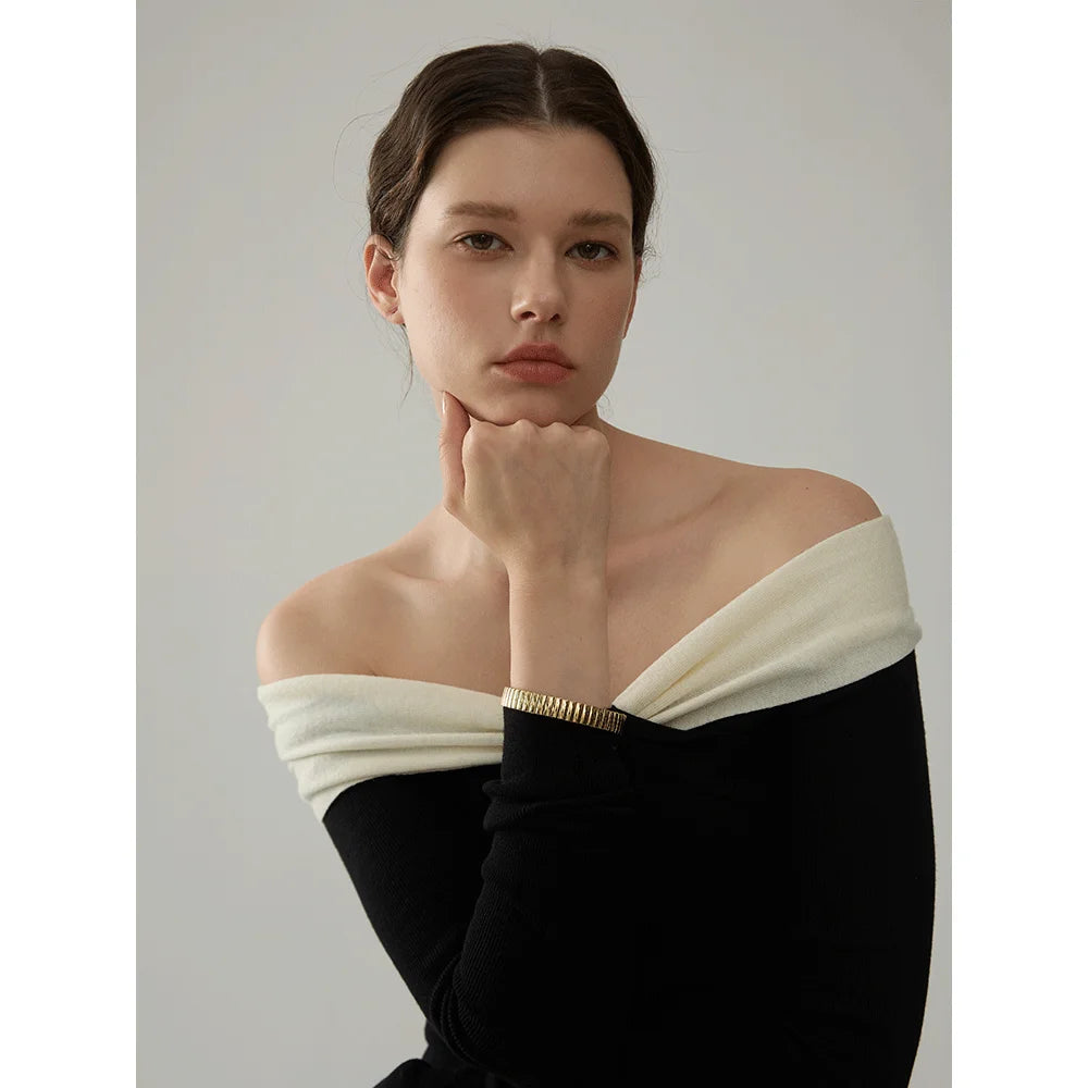 Elegant bracelet with gold surface styled as a bracelet for gold looks