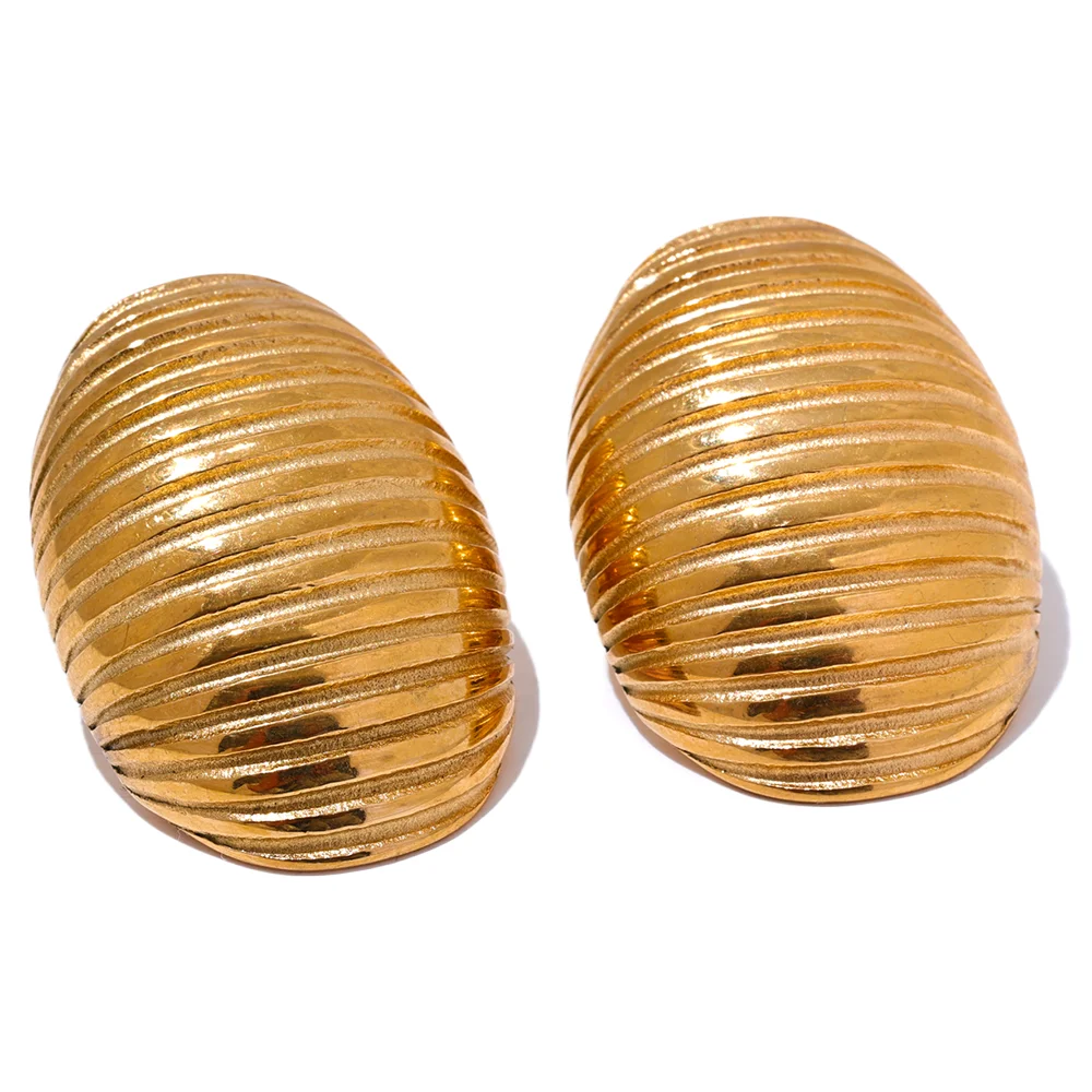 Gold plated ear rings styled as classic gold earrings