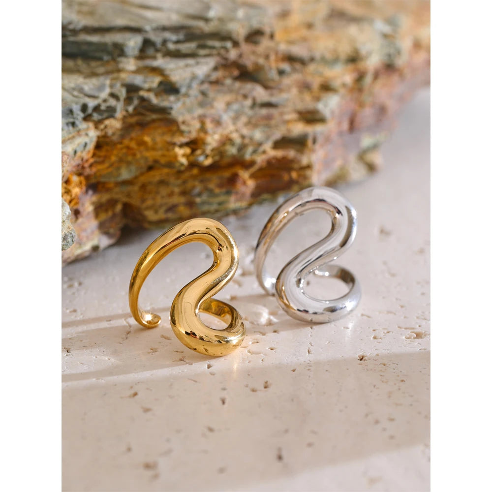 Fashion ring showing ring in a finger fit with smooth ring size