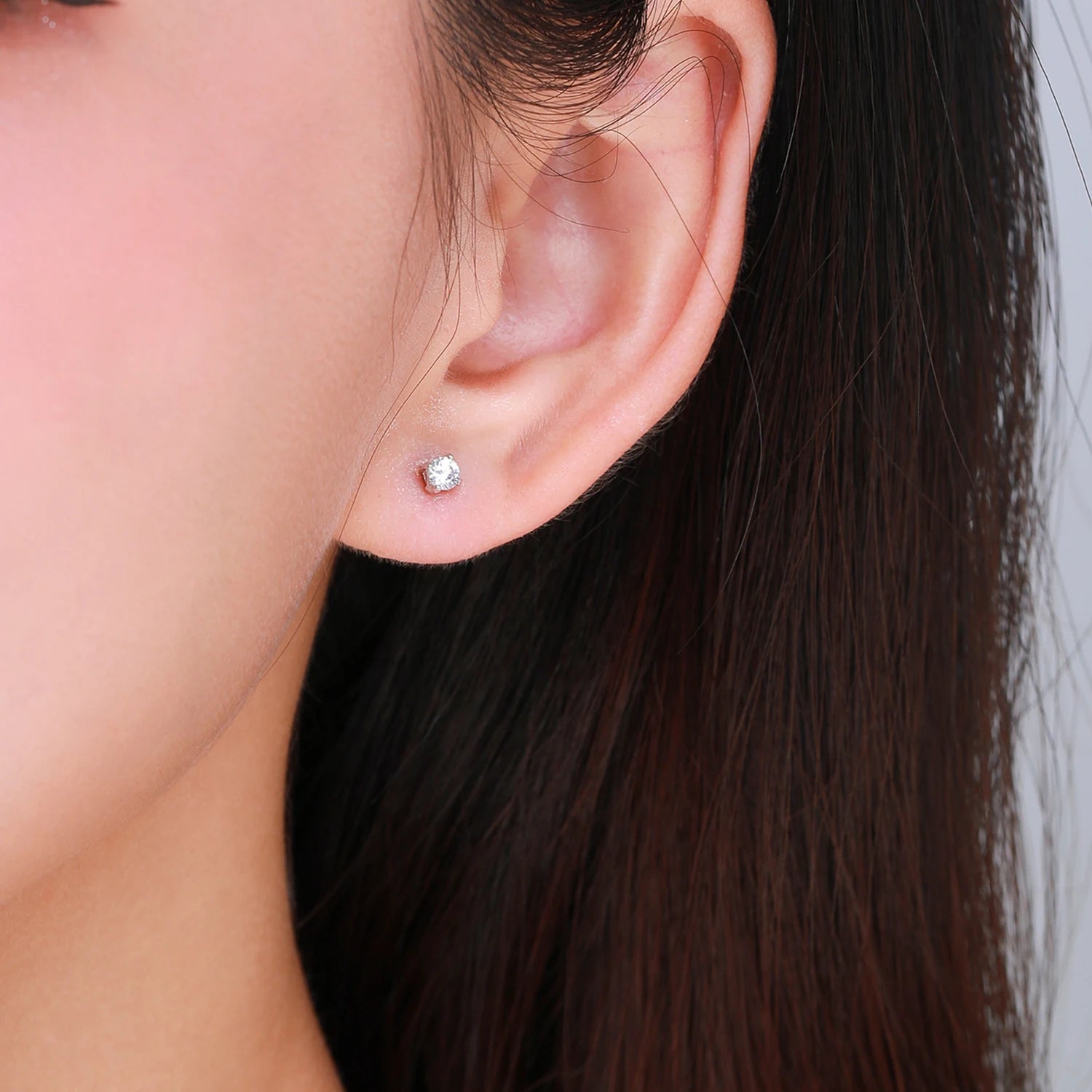 Dazzling stud earrings silver with bright moissanite diamond