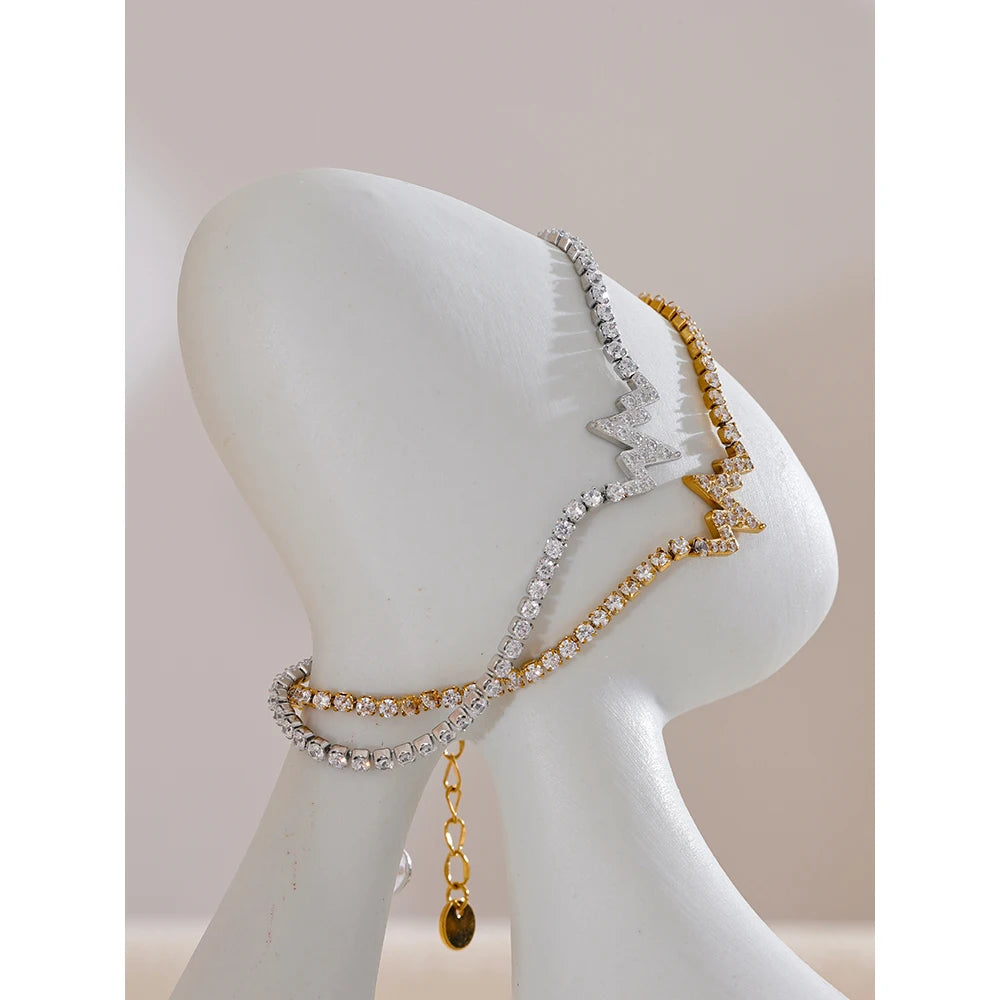 Gold chain bracelet arranged as a bracelet for gold with refined glow