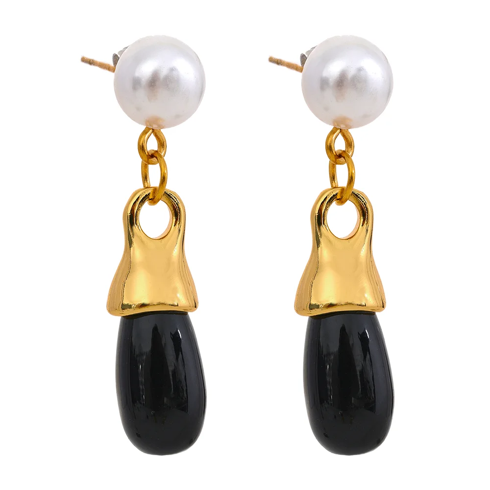 Ear rings with black crystal in a refined drop earrings profile