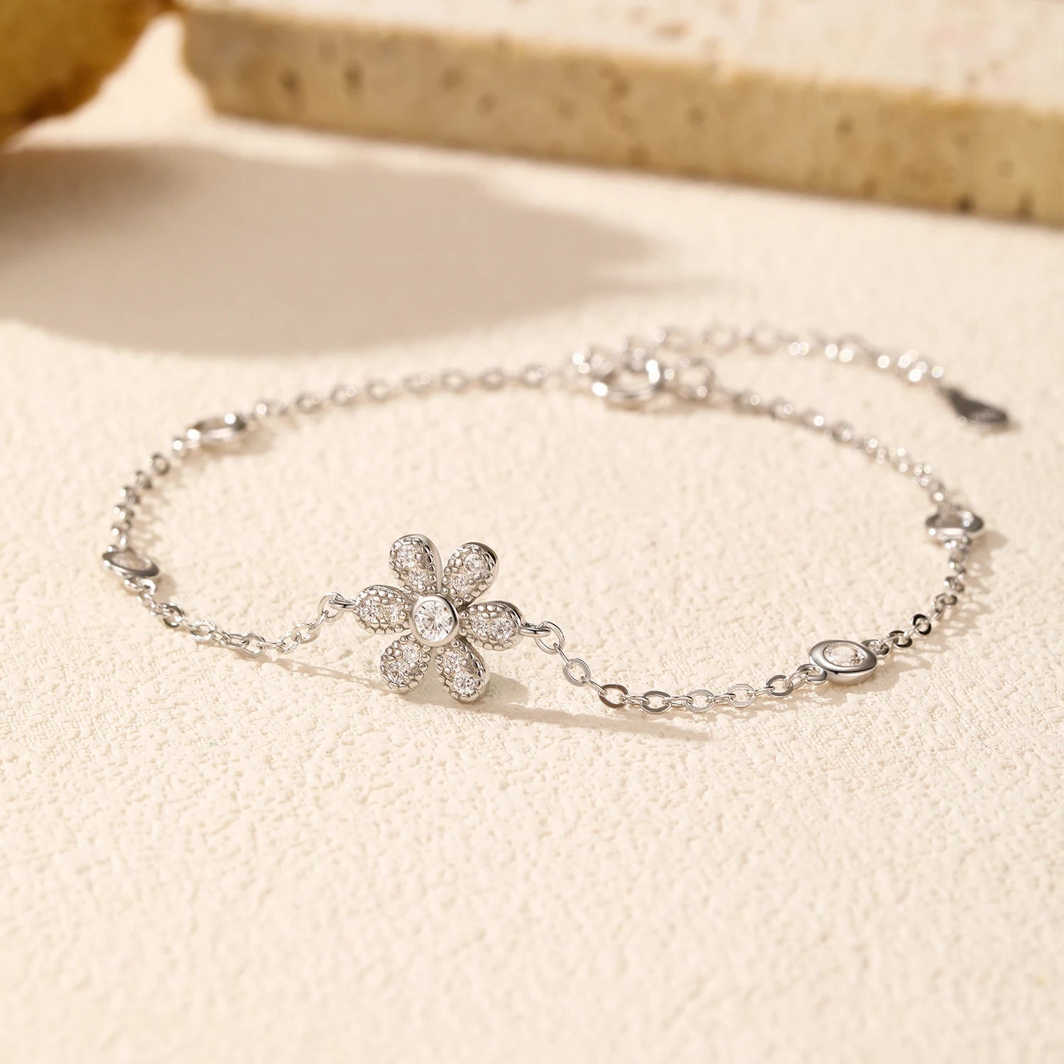 925 silver charm bracelet with delicate flower bracelet accent