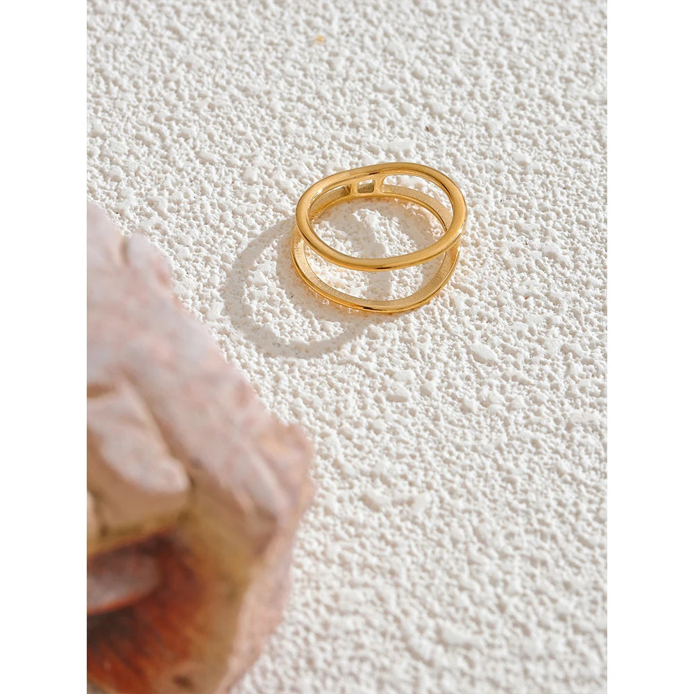 Minimalist gold and ring with double round structure